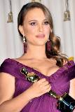 Natalie Portman sostiene un Oscar